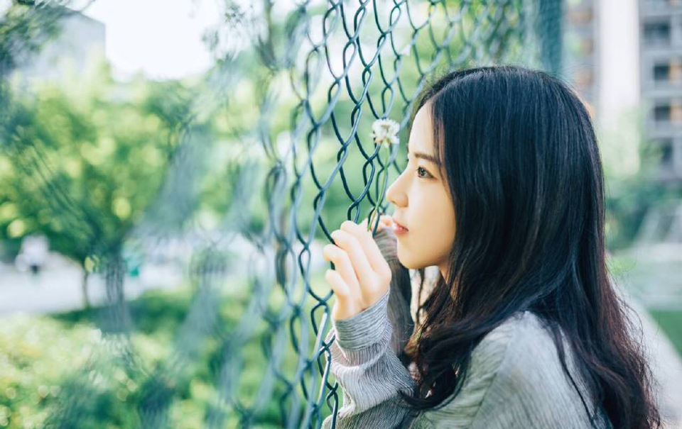“蠢女人！”看着两女离去的背影，吕布摇了摇头，他哪看不出来，小乔对于周瑜的死虽然难过，但并没有那种死去活来的程度，毕竟时间可以冲淡一切，对周瑜如是，对小乔同样也如是，但哪怕这样，也不该在自己面前表现出来，不过小乔如果哪天长大了，没这份蠢劲了，那还真有点不习惯，相比起来，吕布还是比较喜欢看这一根筋的丫头刚刚挺起来那点劲儿被自己按下去的表情。